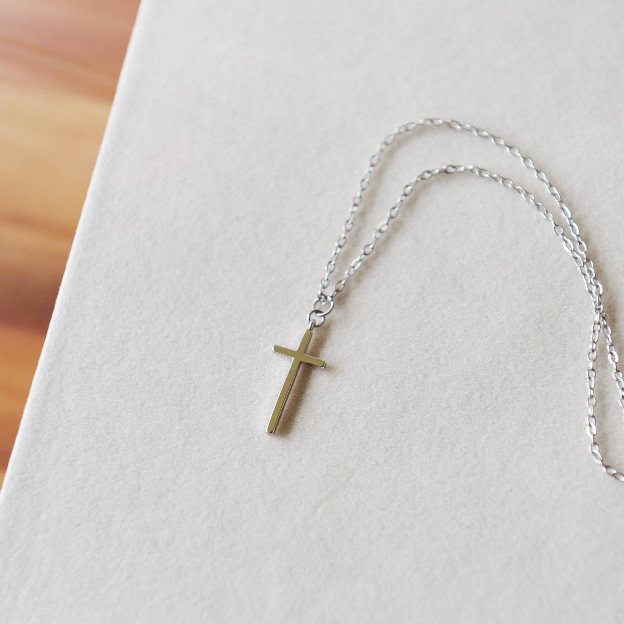 OH SO LOVELY Mallory cross necklace