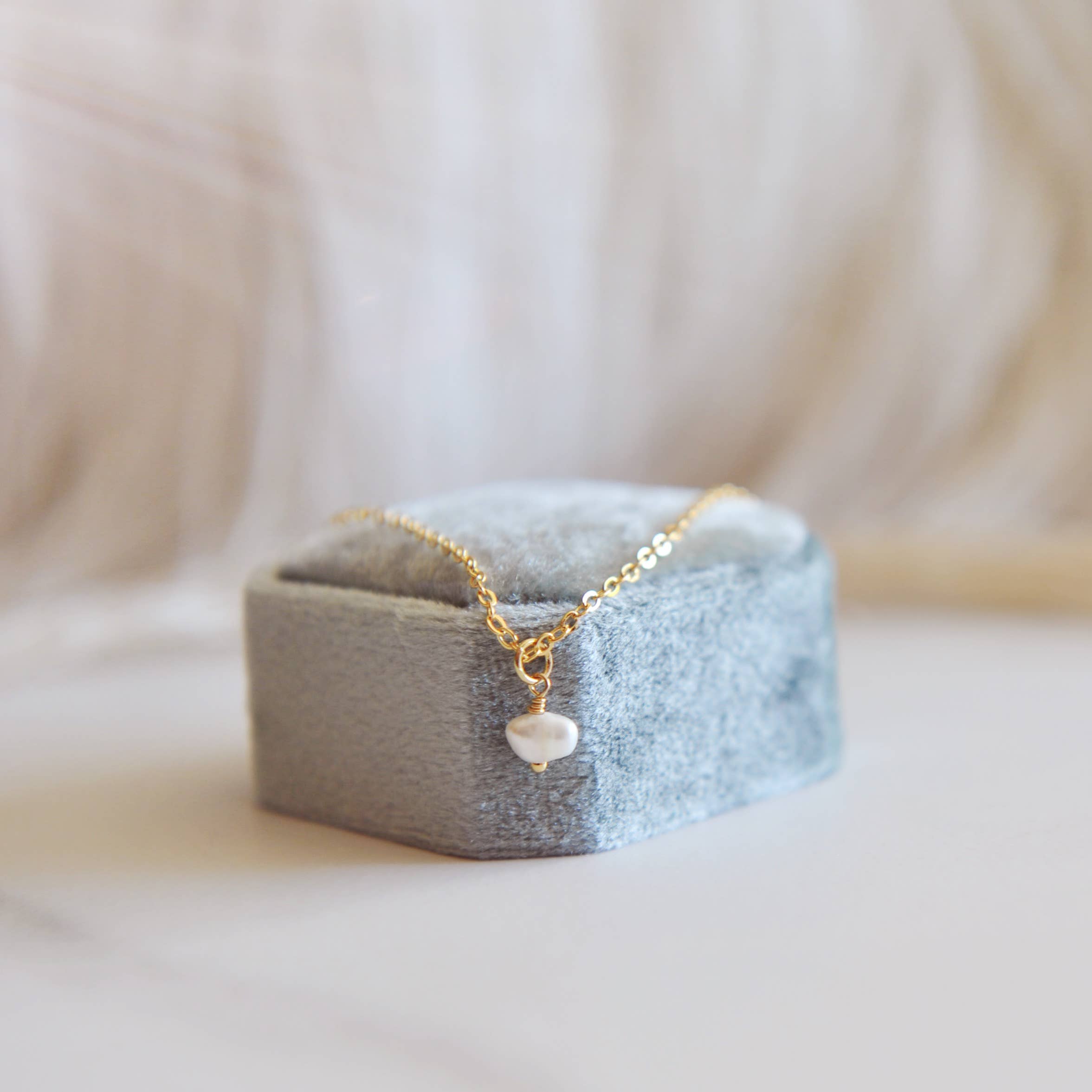 OH SO LOVELY Dainty pearl necklace, saylor