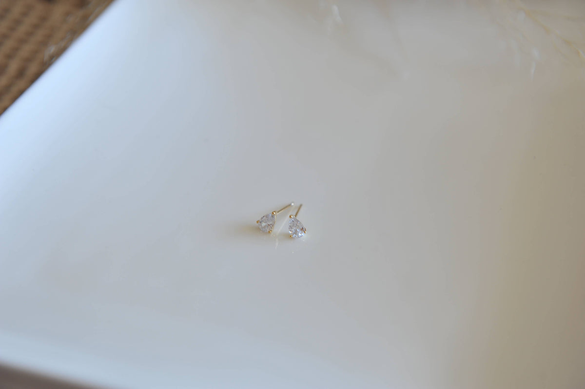 OH SO LOVELY Bonita year drop stud earrings