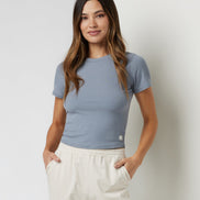 VUORI POSE FITTED TEE