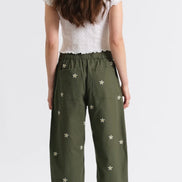 DAZE VILLA PANT DRAWSTRING
BARREL LEG GREEN DAISY