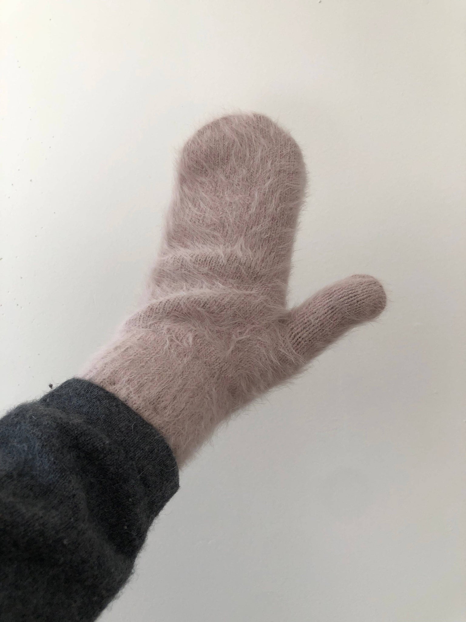 BILLY BAMBOO FLUFFY ANGORA MITTENS - neutral