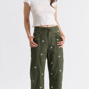 DAZE VILLA PANT DRAWSTRING
BARREL LEG GREEN DAISY