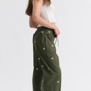 DAZE VILLA PANT DRAWSTRING
BARREL LEG GREEN DAISY