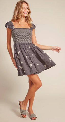 RD STYLE FRANCIS SHIRRED DRESS WITH EMBROIDERY