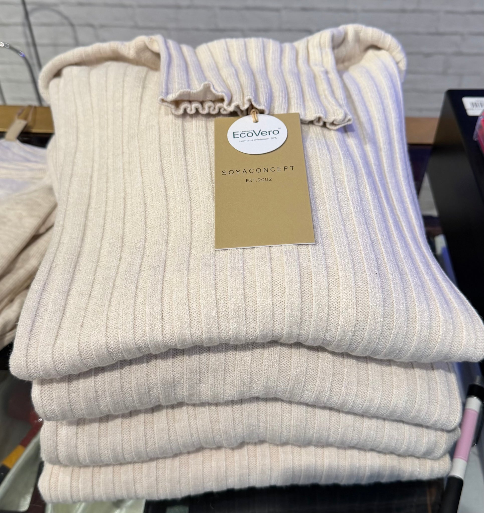 SOYA KANITA TURTLE NECK-CREAM