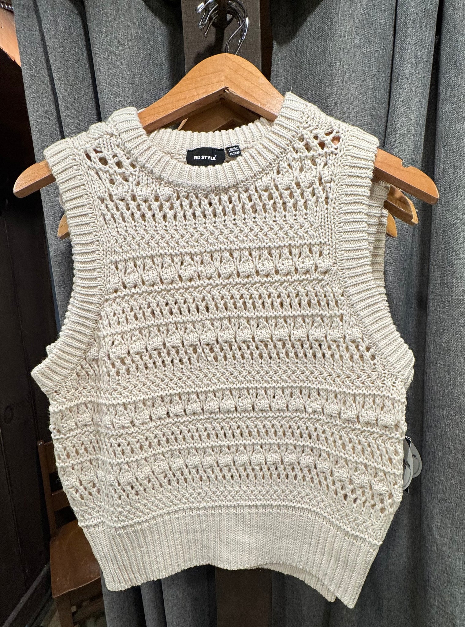 RD STYLE ABIGAIL SLEEVELESS CREW NECK PULL-OVER
