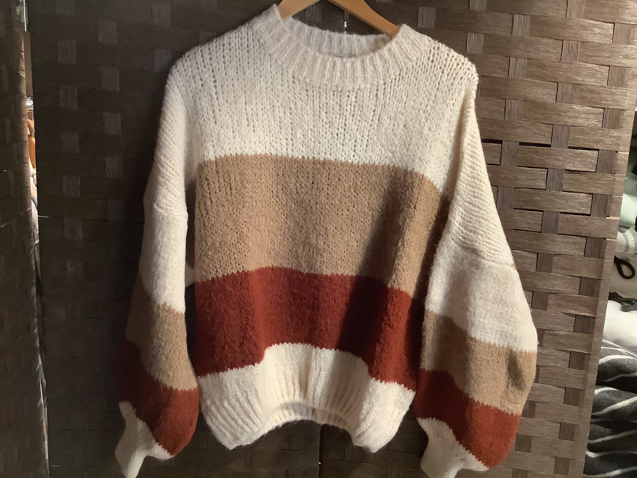 OWN IT CREW NECK SWEATER COLOR BLOCK