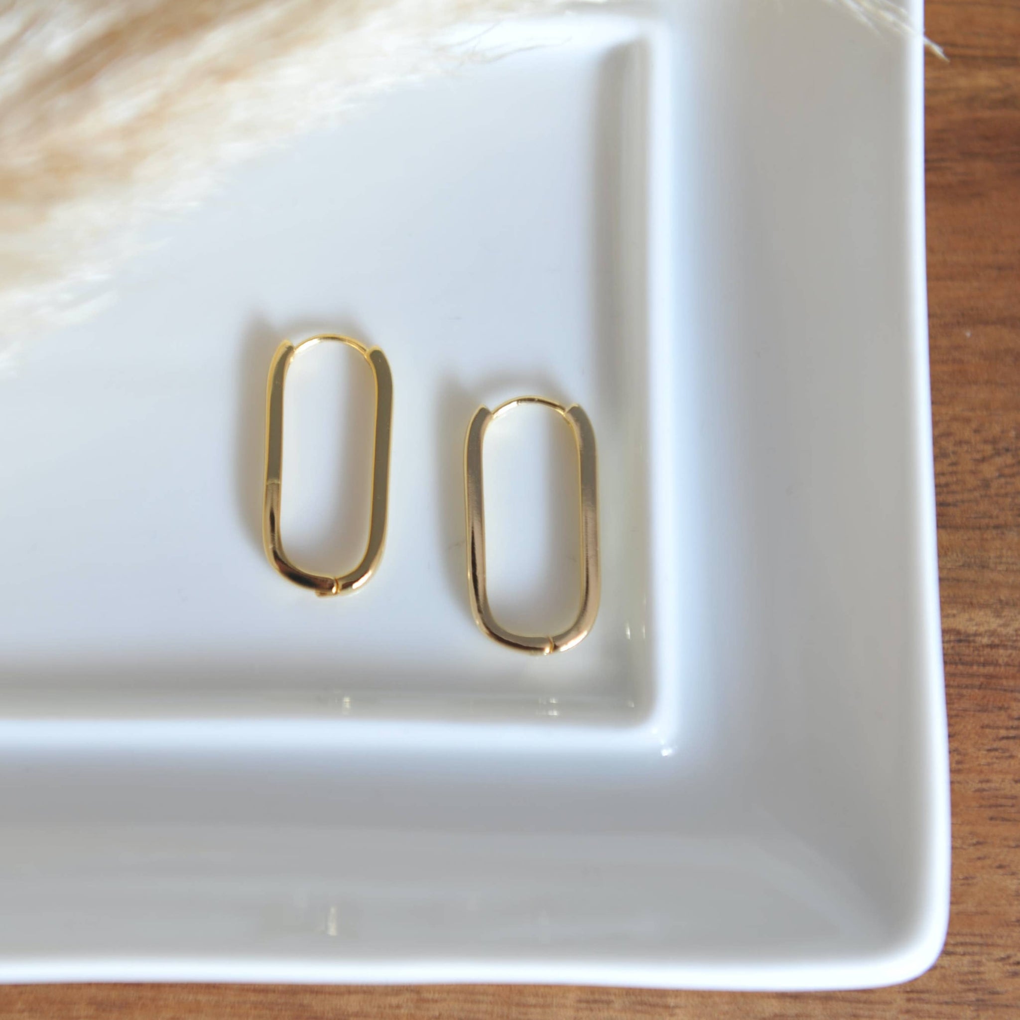 OH SO LOVELY Geneva long Rectangle Hoop